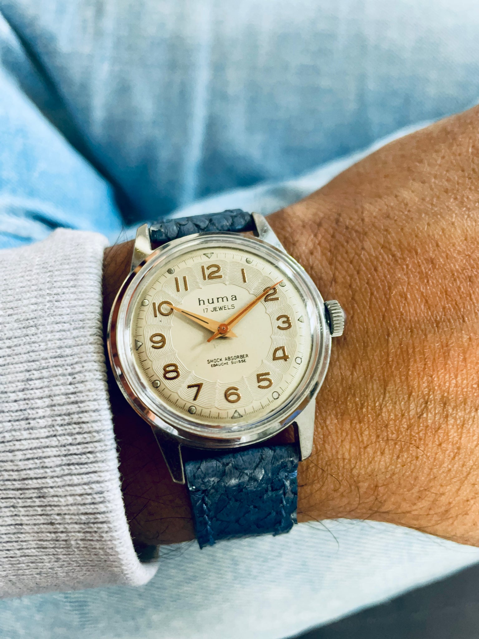 Photo portée de la montre Huma des années 50