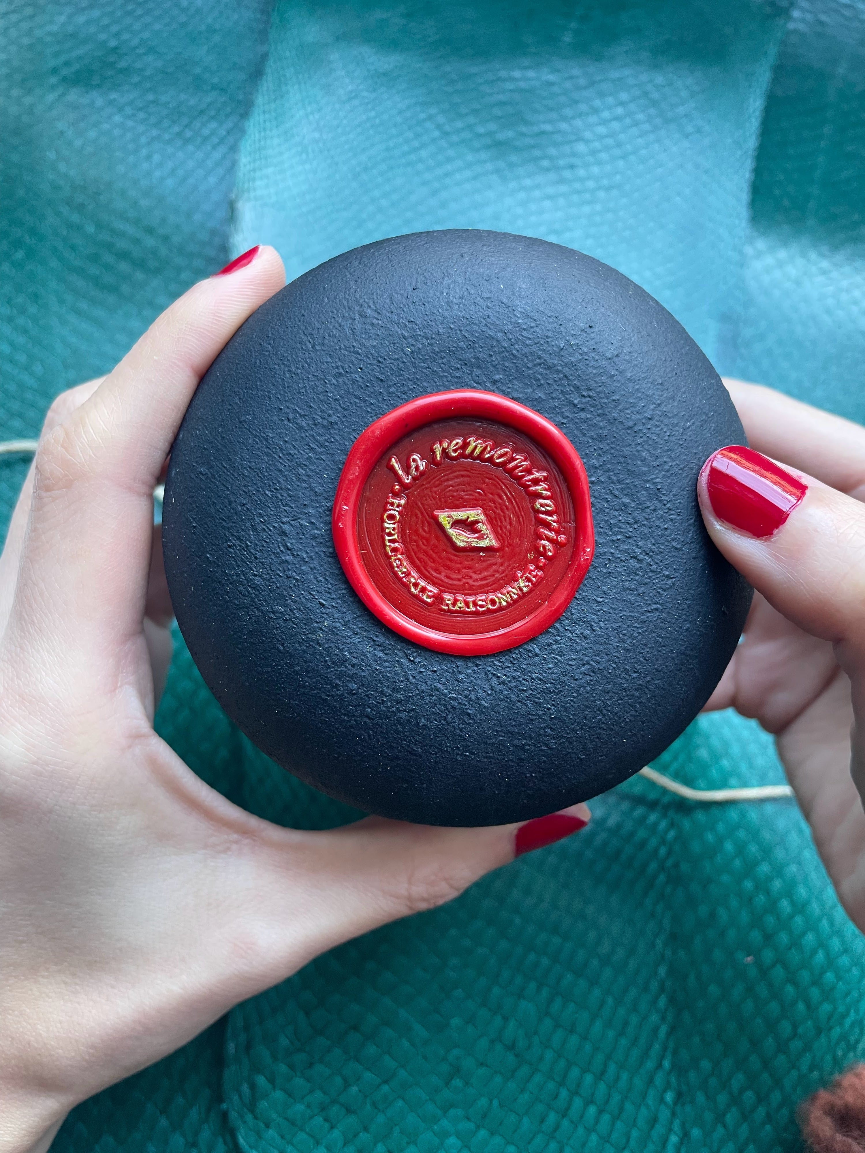 Coffret éco-responsable en liège teint avec des pigments naturels d'indigo. Sceau rouge à la cire la remontrerie, horlogerie raisonnée.