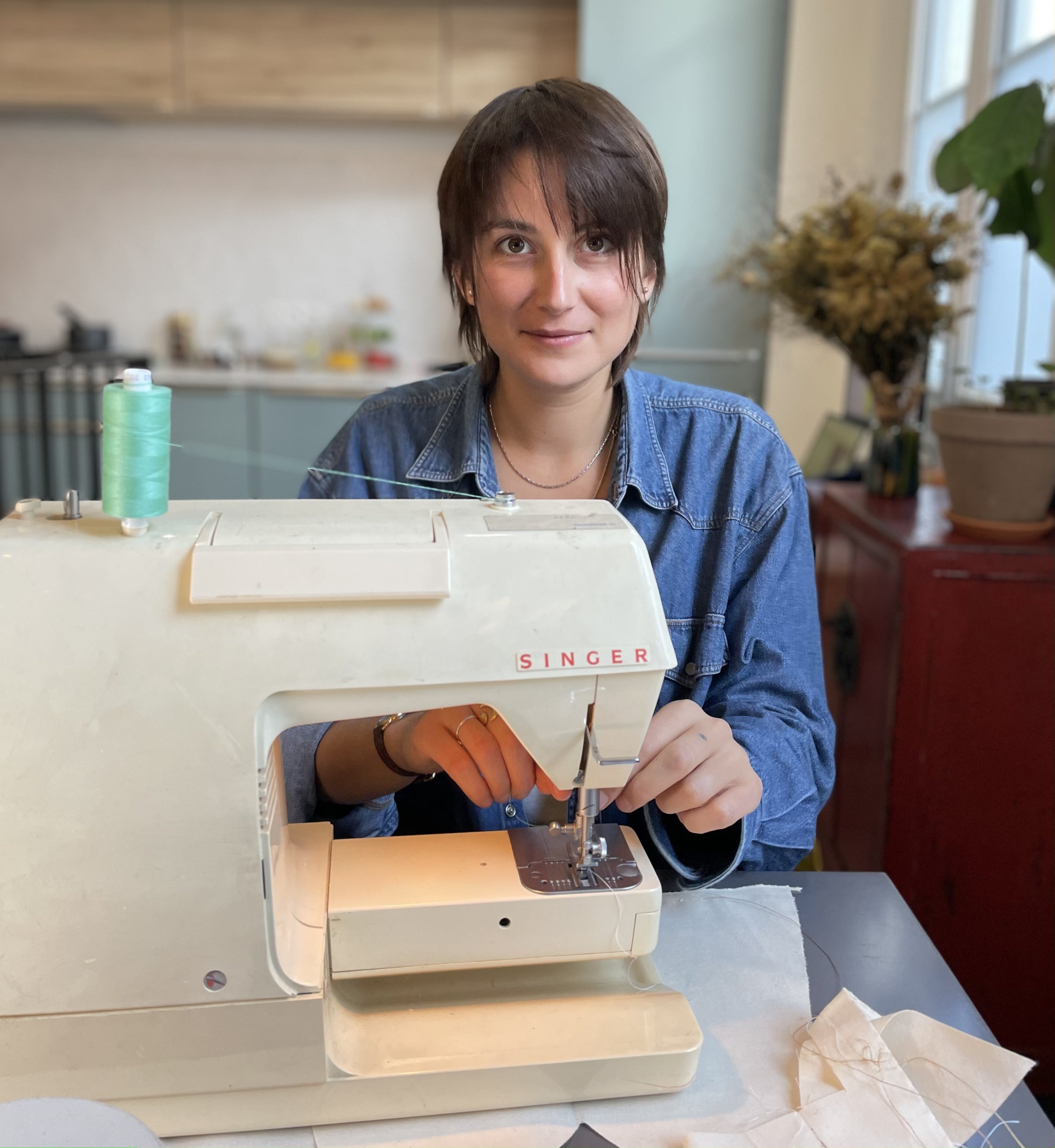 Clémence, maroquinière pour la remontrerie, horlogerie raisonnée. Elle confectionne ici les pochettes 100% réemploi pour les bracelets éco-responsables en cuir de poisson et champignon.