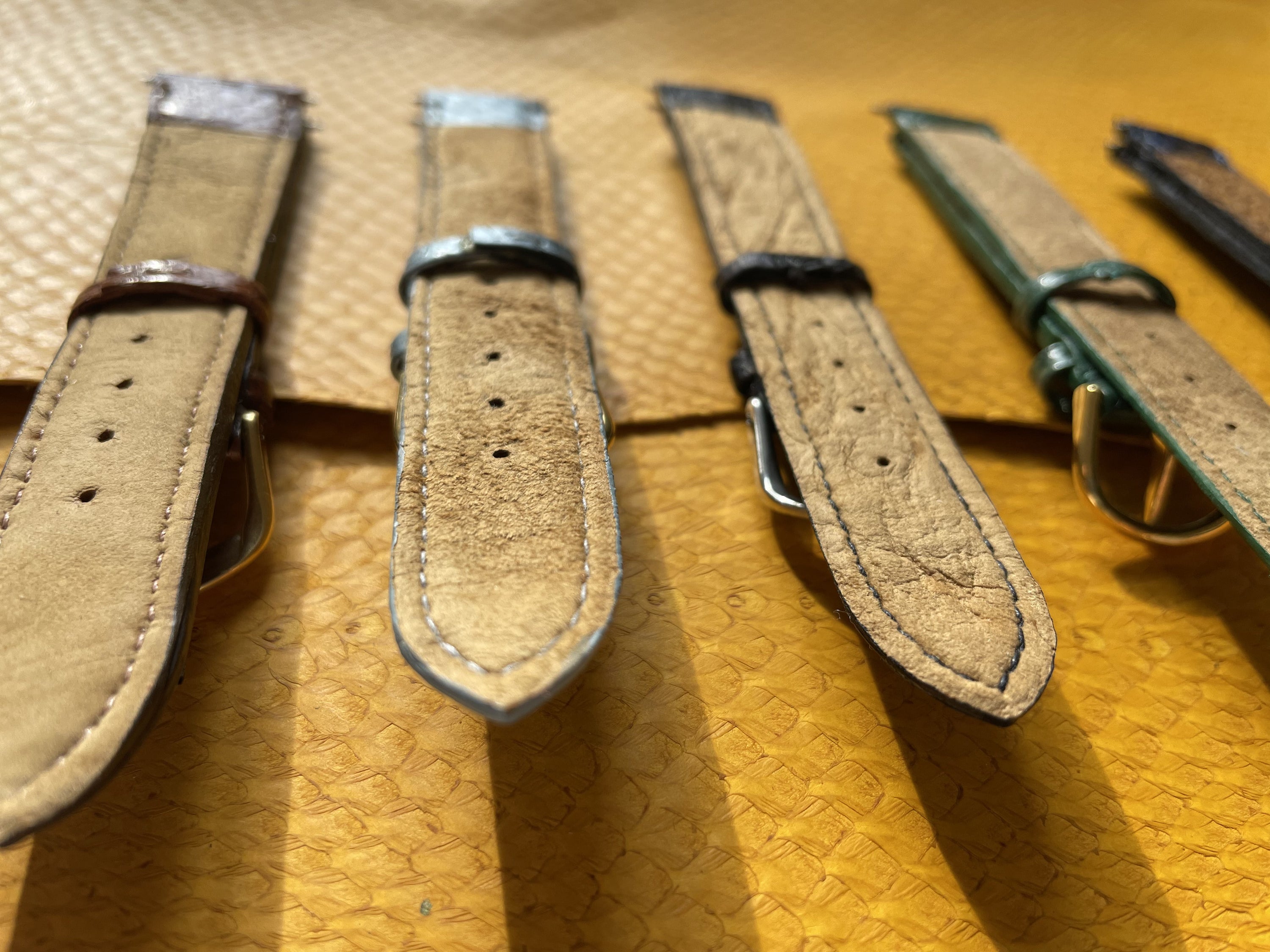 Fungshi, bracelet éco-responsable en cuir de poisson issu de déchets de l'industrie agro-alimentaire. Face intérieure 100% naturelle en champignon. La remontrerie.