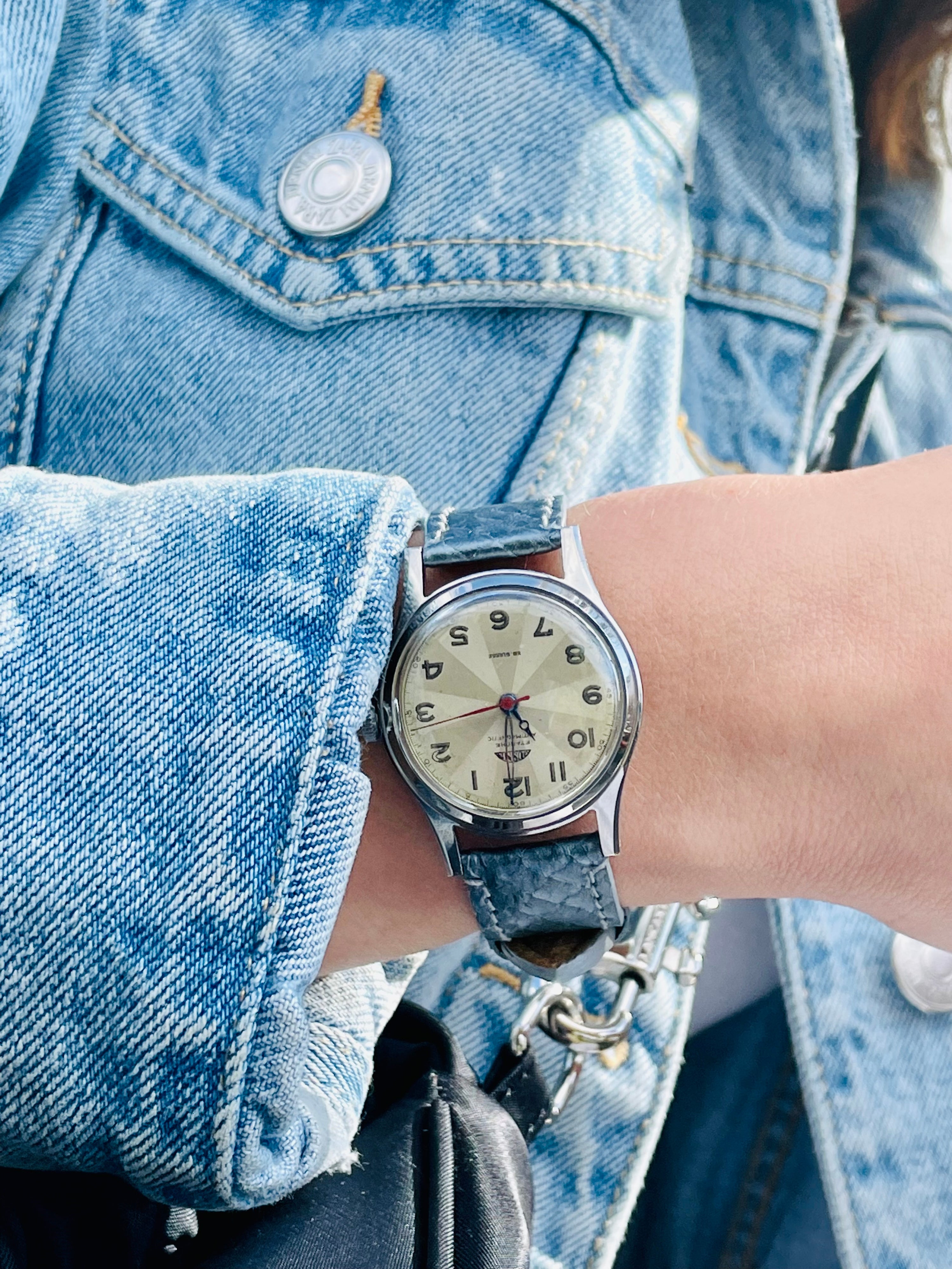 Photo portée de la montre Jusma des années 50