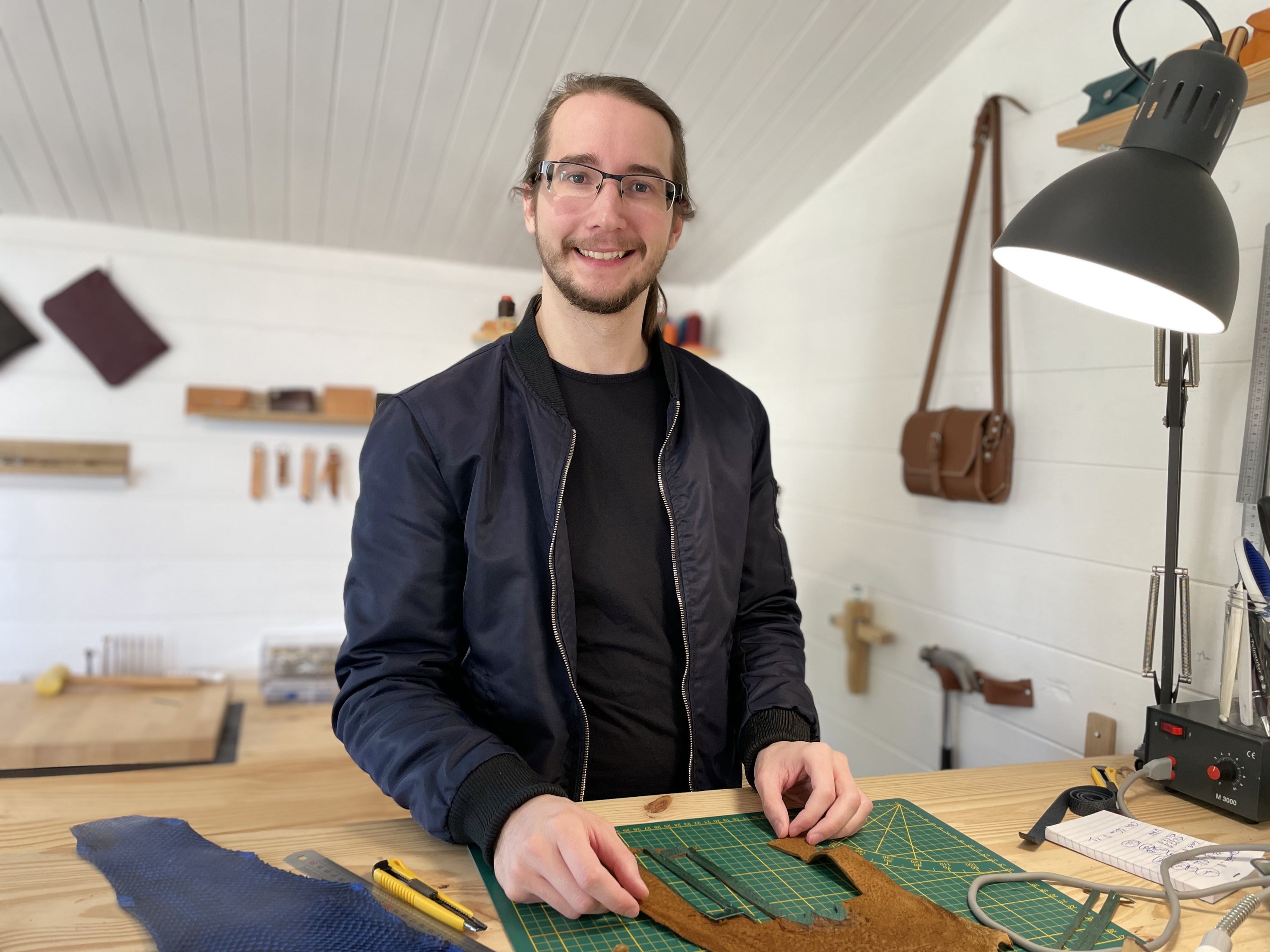 Michaël, maroquinier pour la remontrerie, horlogerie raisonnée. Il confectionne les braccelets de montre éco-responsables en cuir de poisson et champignon dans son atelier.